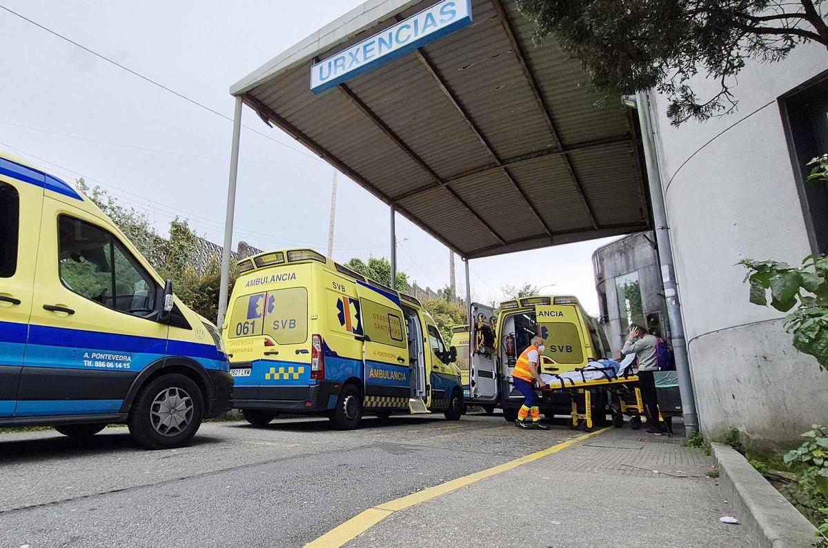Entrada del servicio de Urgencias del Hospital Montecelo, ayer a mediodía, con varias ambulancias trasladando enfermos.
