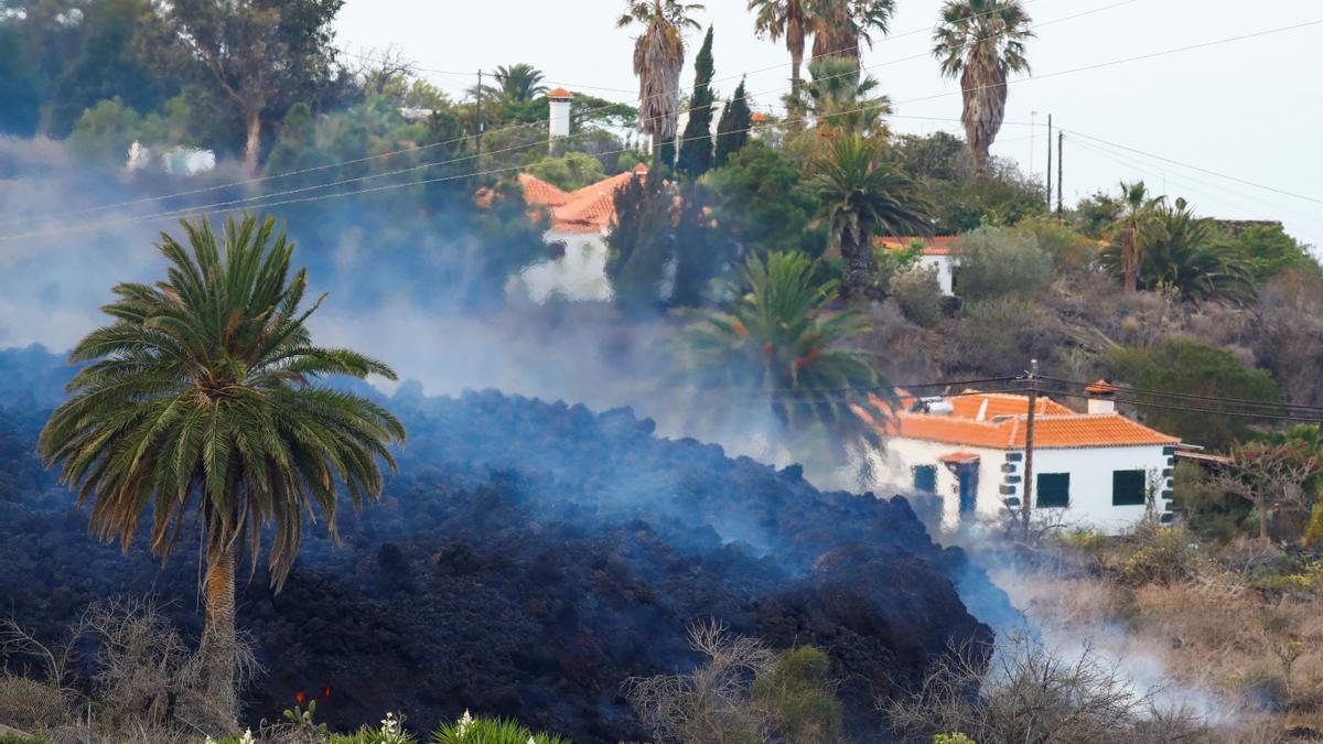 Las coladas de lava destruyen todo a su paso