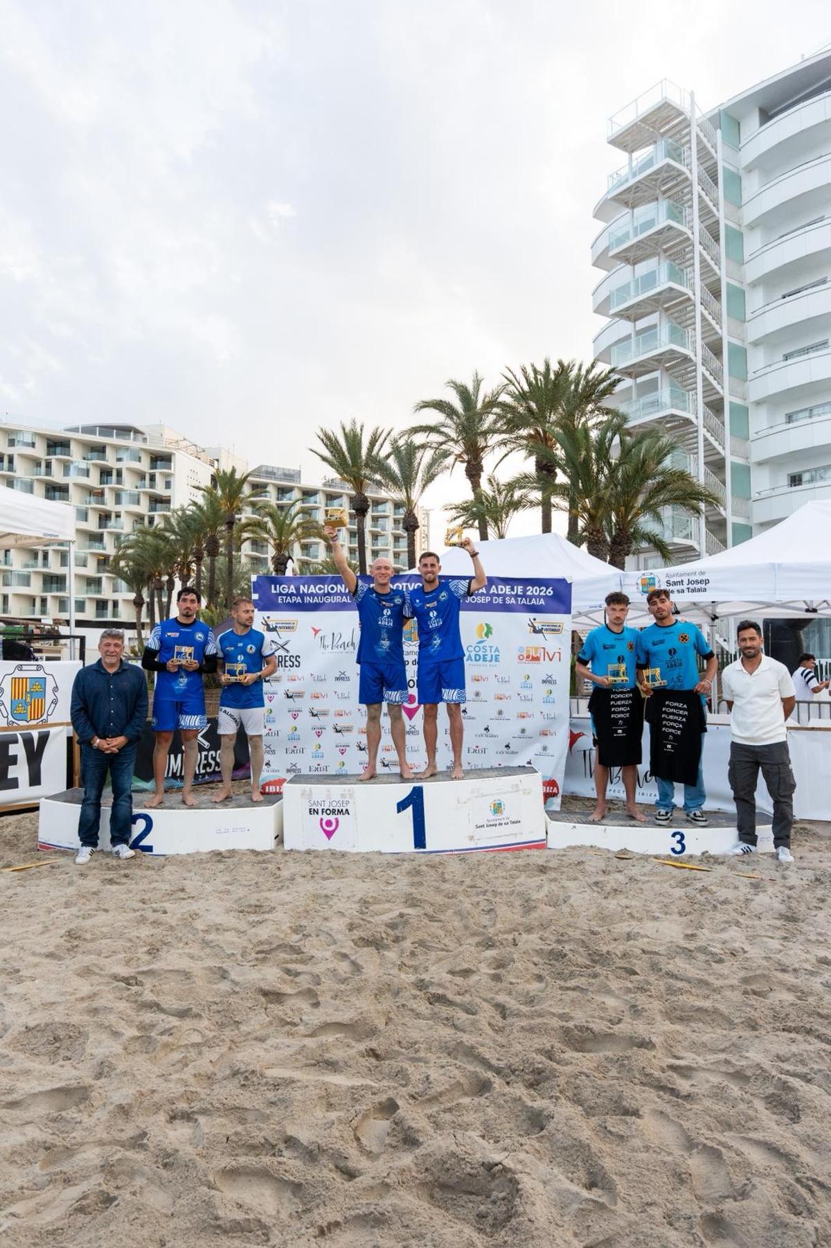Imagen de los ganadores en el podio.