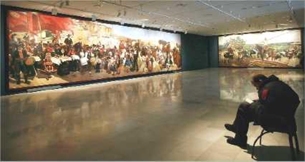 Un visitante

 observa una de las salas en las que se muestran las obras de Sorolla