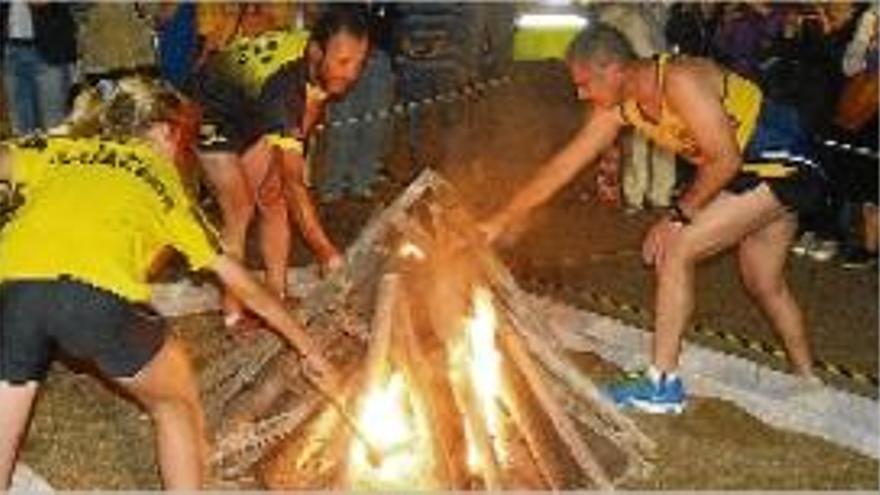 Els atletes del CAI encenent una petita foguera a Montserrat