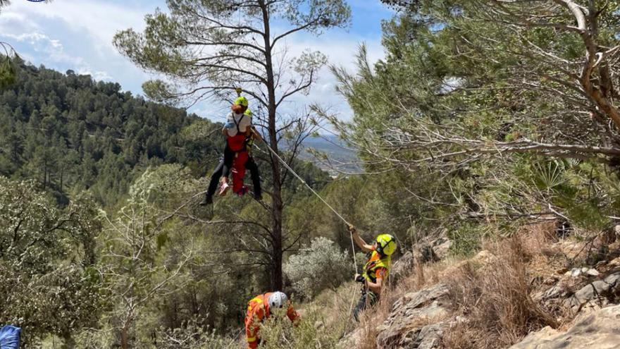 Rescatan a una mujer lesionada en Enguera mientras practicaba tirolina