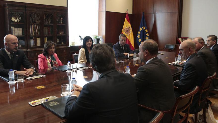 Un momento de la reunión, mantenida este lunes en el Ministerio de Defensa.