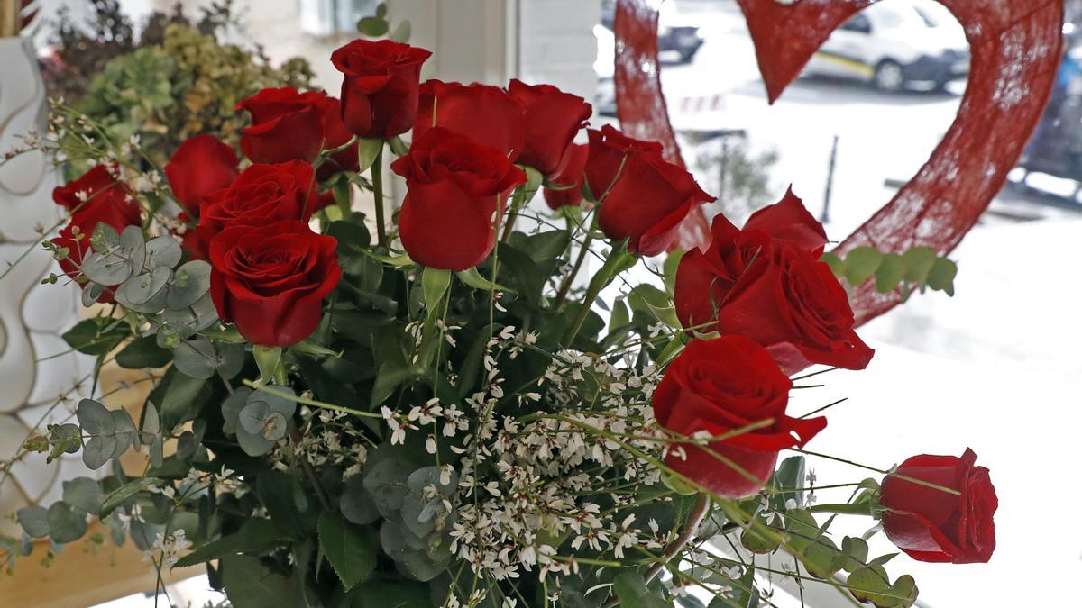 Un ramo de rosas, en una floristería de Madrid con motivo de san Valentín.
