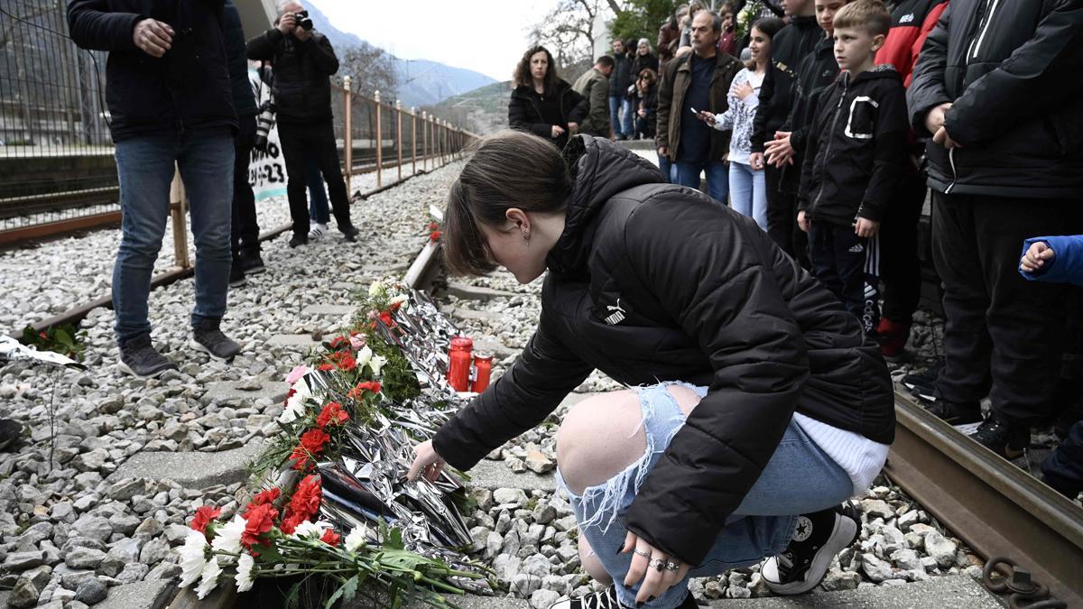 Homenaje a las víctimas del mortal accidente de tren de Rapsani (Grecia)