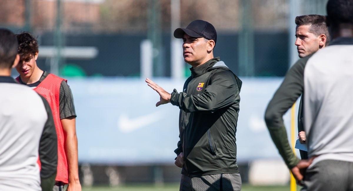 Rafa Márquez da instrucciones a los jugadores del Barça Atlètic en un entrenamiento.