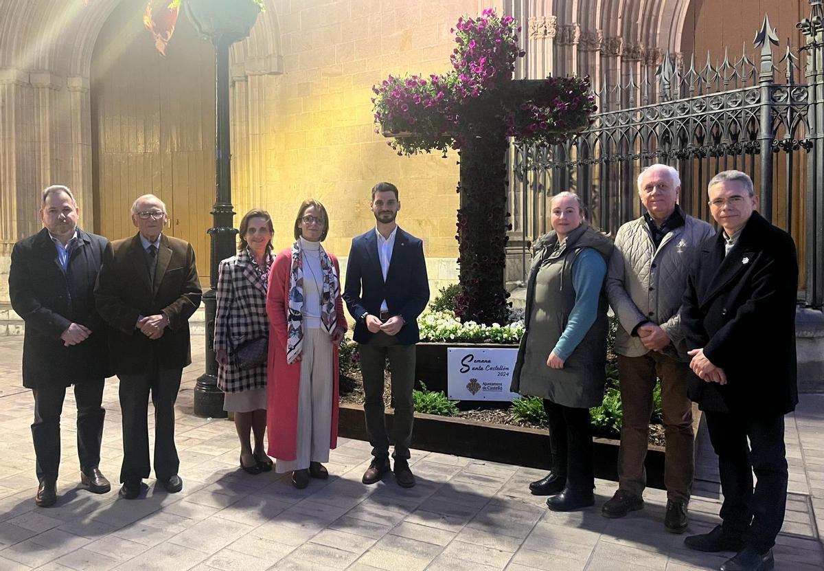 Tapiz floral con forma de cruz en la plaza Mayor. Junto a él, autoridades y representantes de las Cofradías de Semana Santa de Castelló y la de la Virgen del Lledó.