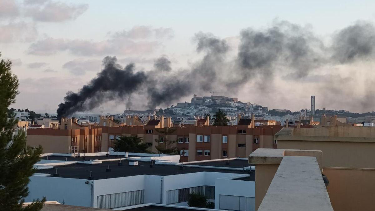 El incendio en un garaje lleno de motos en Puig d'en Valls