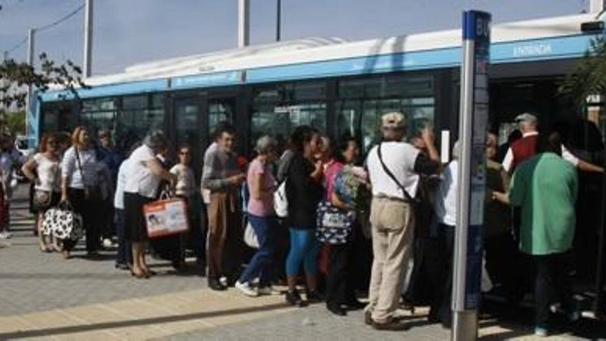 Usuarios del autobús en el Cortijo de Torres.