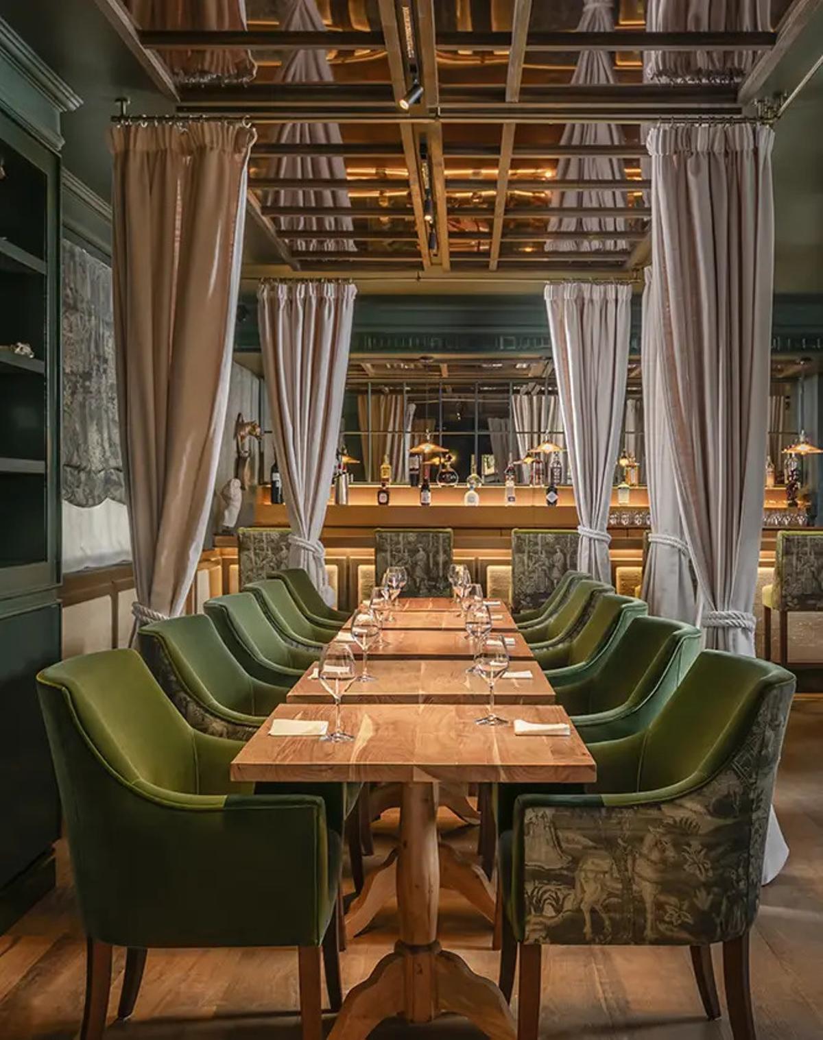 L'interior del nou restaurant The Horse Club Library, ubicat a The Ranch.