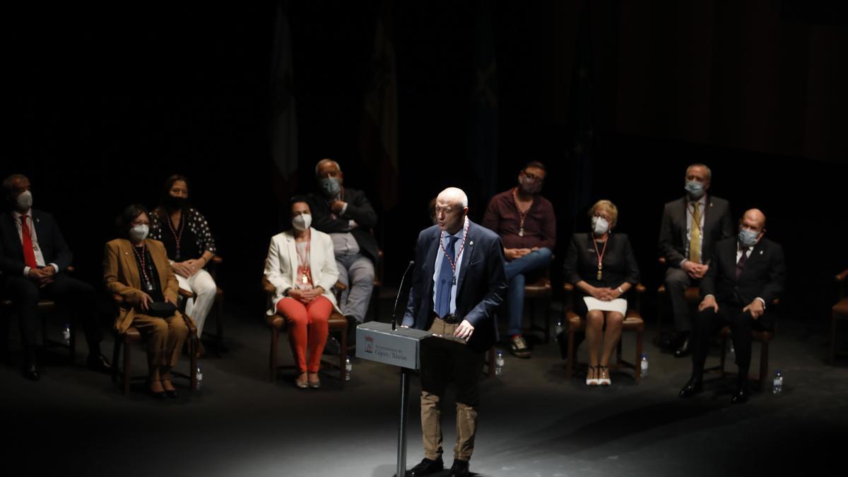 Entrega de honores y distinciones de Gijón en el teatro Jovellanos