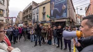 Juan Recarey, vecino del número 9 de la calle Canigó, se dirige al resto de vecinos afectados que han acudido a la manifestación ante el Ayuntamiento de Badalona