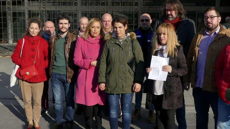 La afectada (centro), secundada por miembros de la FAVEC y los portavoces de PP, Marea y BNG. // FdV