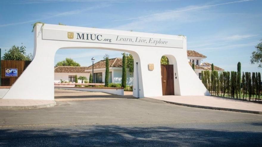 Acceso principal al centro de estudios privados MIUC, en Marbella. | L.O.