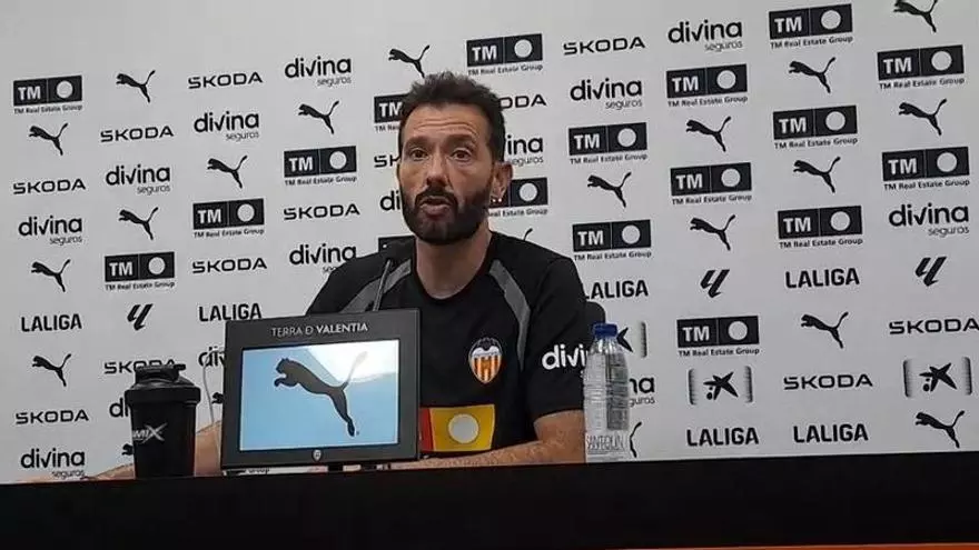 Corberán confirma que el Valencia CF peina el mercado de delanteros libres