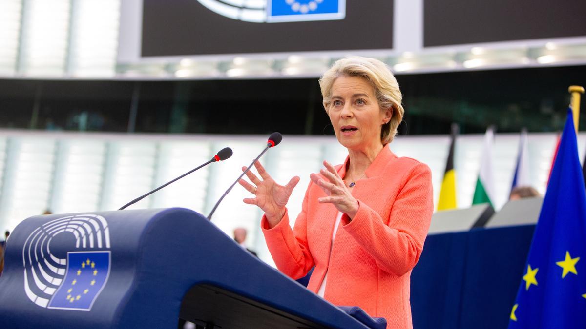 Pla lateral de la presidenta de la Comissió Europea, Ursula Von der Leyen,  durant el discurs sobre l&#039;estat de la UE, a Estrasburg el 15 de setembre del 2021. (Horitzontal)