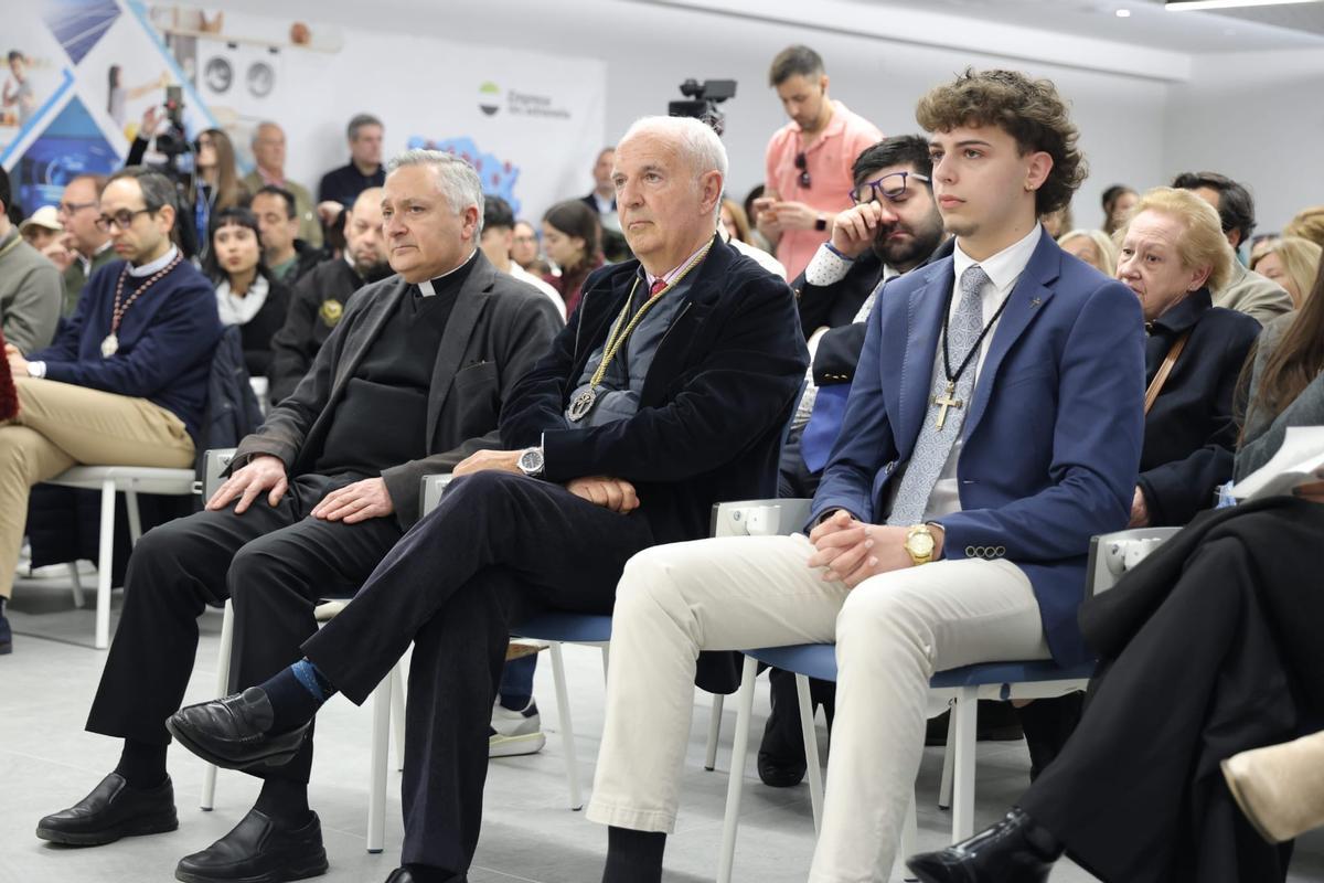 Santos Benítez, junto al joven cofrade premiado.