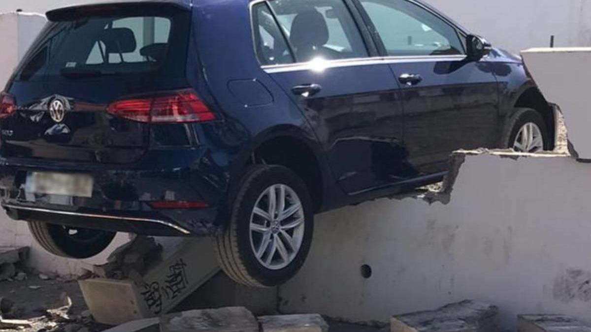 Choca con el muro en un parking de Teror