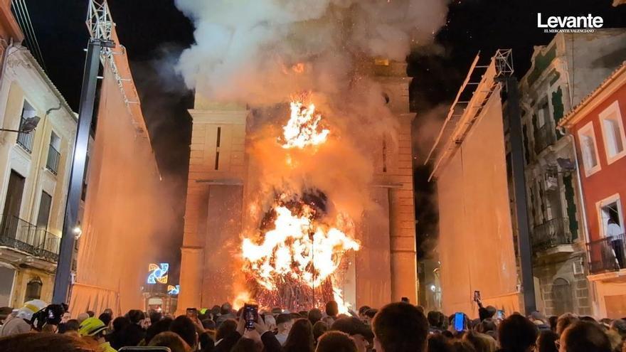 Así ha sido la "cremà" de la Foguera de Canals 2026