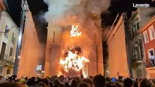 El fuego devora la mayor hoguera del mundo en Canals