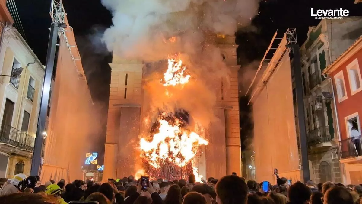 El fuego devora la mayor hoguera del mundo en Canals