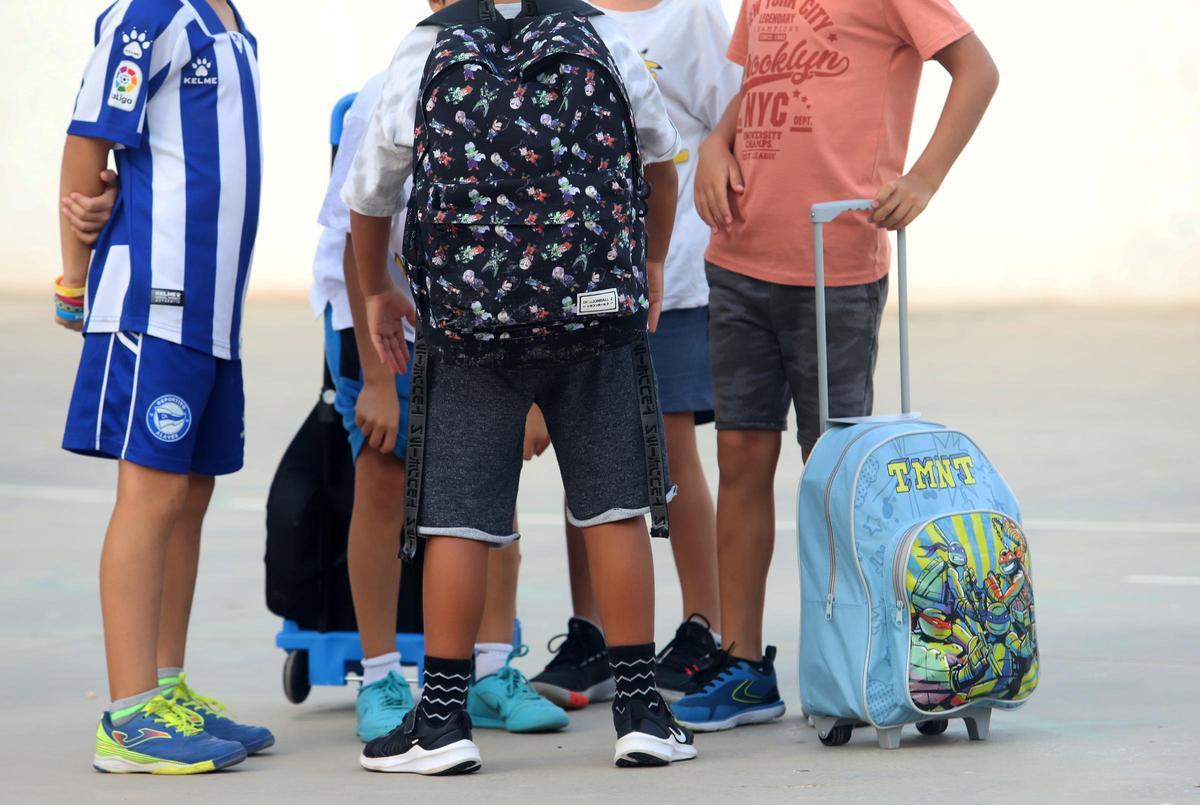 Mochilas de colores brillantes en los colegios de Málaga. VUELTA AL COLE