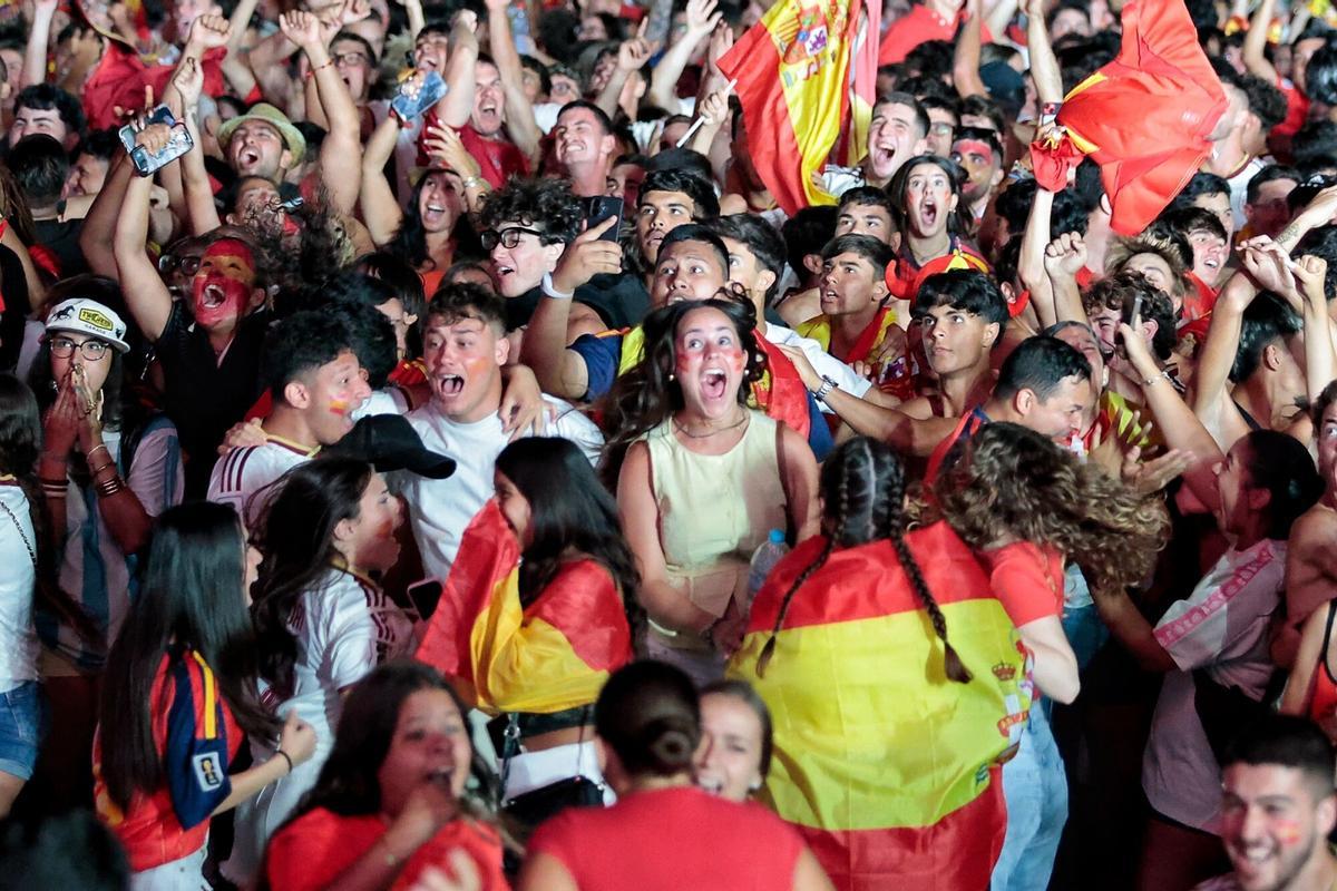 Imágenes del ambiente del partido de España en Santa Cruz