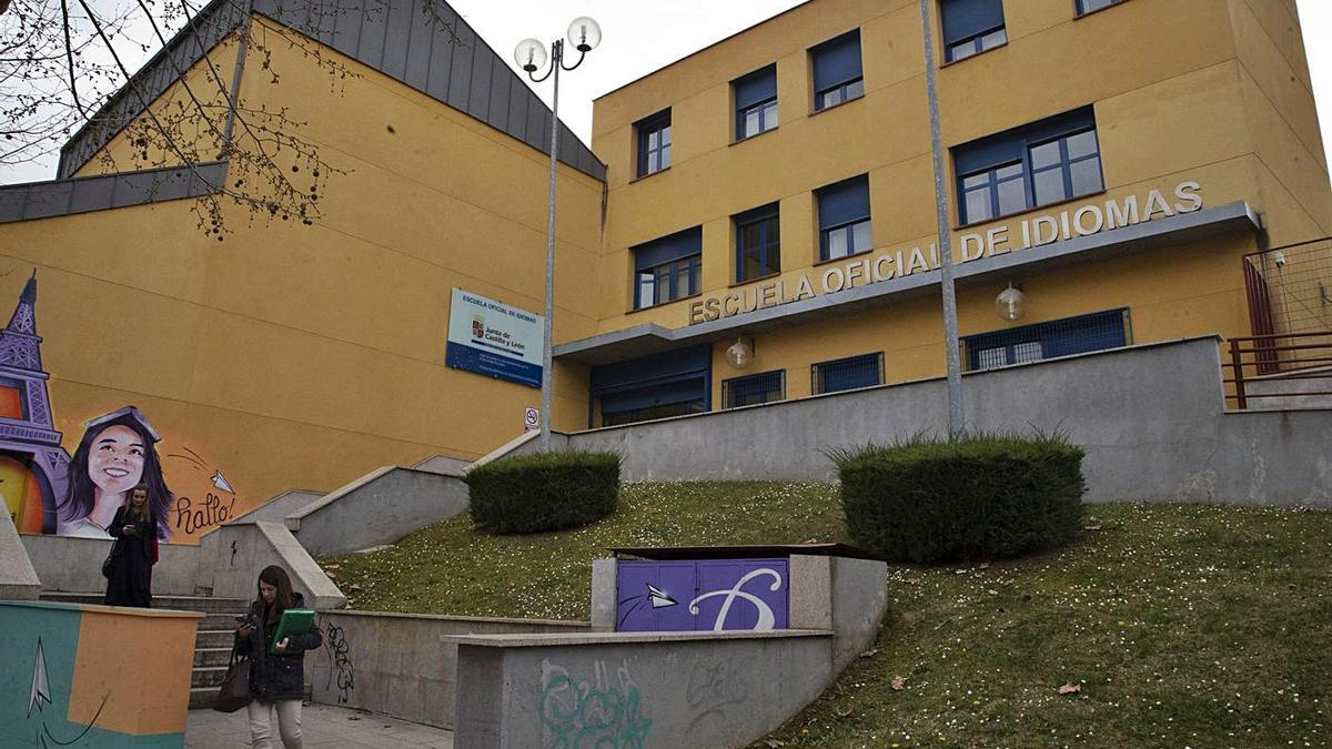 Dos estudiantes salen del edificio de la Escuela Oficial de Idiomas en Zamora.