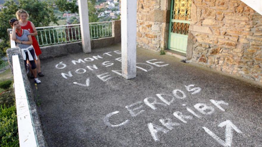 Pintadas contra los comuneros en el edificio de Santa Mariña. // Marta G. Brea