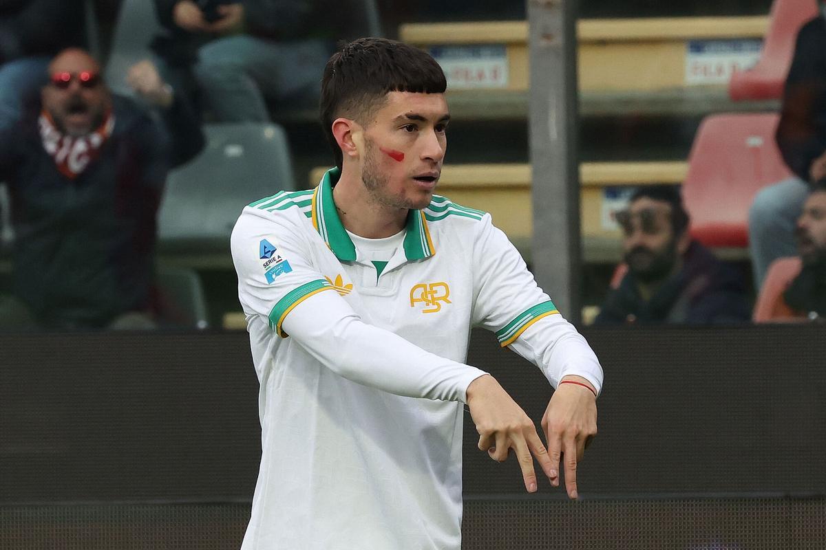 Matias Soule Roma's jubilates after scoring the goal 0-1 during the Serie A soccer match between Cremonese and Roma at the Giovanni Zini Stadium in Cremona Italy - Sunday, 25 november 2025. Sport - Soccer . (Photo by Alberto Mariani/Lapresse)