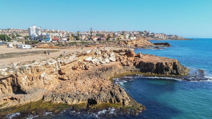 La Policía Local rescata a una joven en una zona de difícil acceso de las calas de Torrevieja