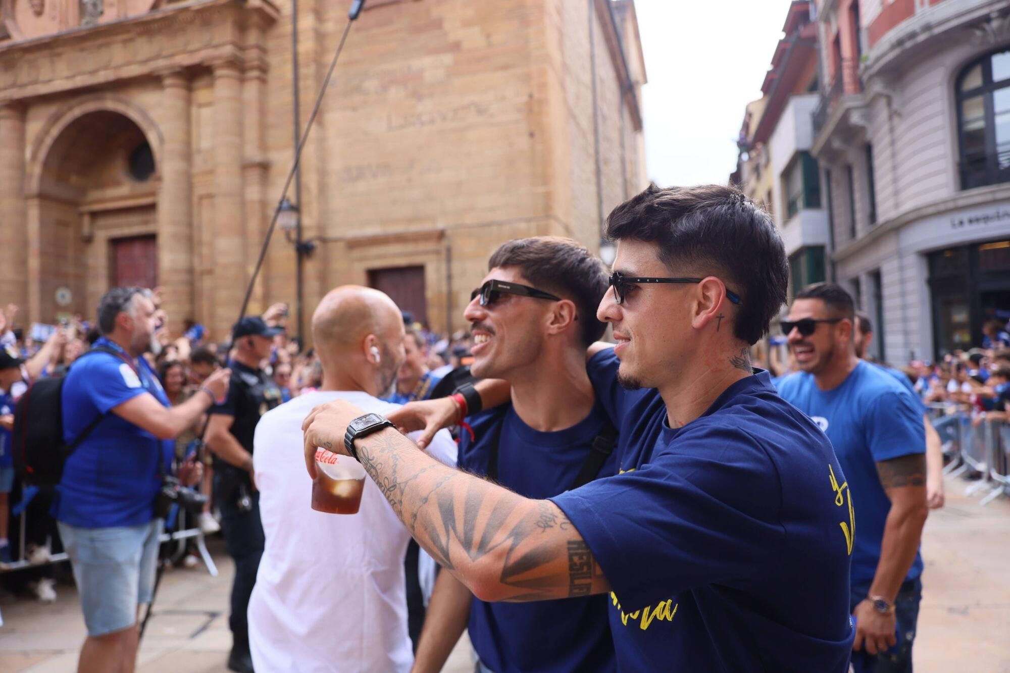 Locura azul en las calles de Oviedo para celebrar el ascenso del equipo a Primera División