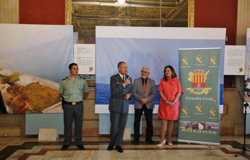 La Sociedad Casino de Torrevieja acoge hasta el lunes una exposición fotográfica de Manuel Lorenzo con motivo del 175 aniversario de la Guardia Civil. La inauguración el martes estuvo precedida por un