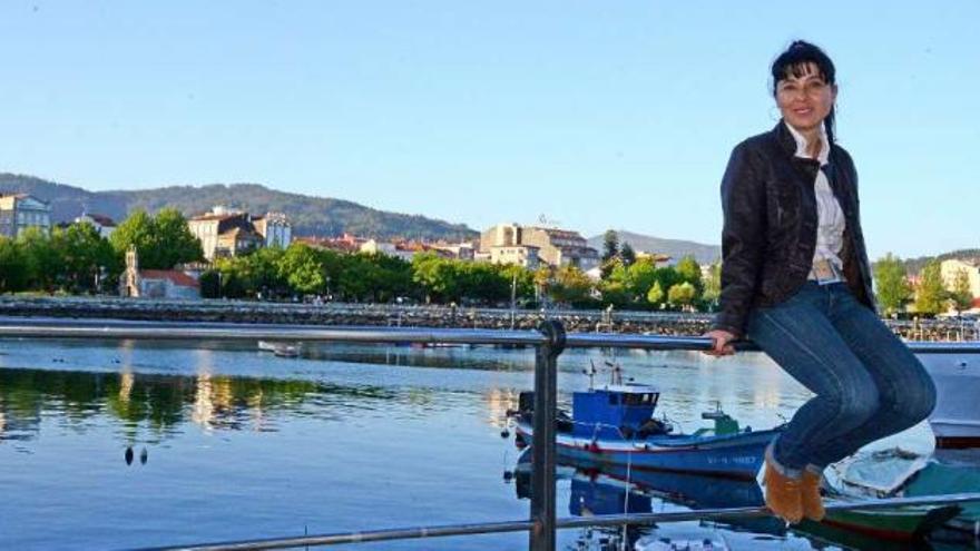 La concejala Maise Vilas, ayer, en el centro de Cangas.  // Gonzalo Núñez