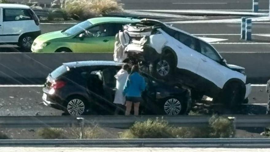 Un aparatoso accidente en Tenerife provoca el corte de la autopista del Sur