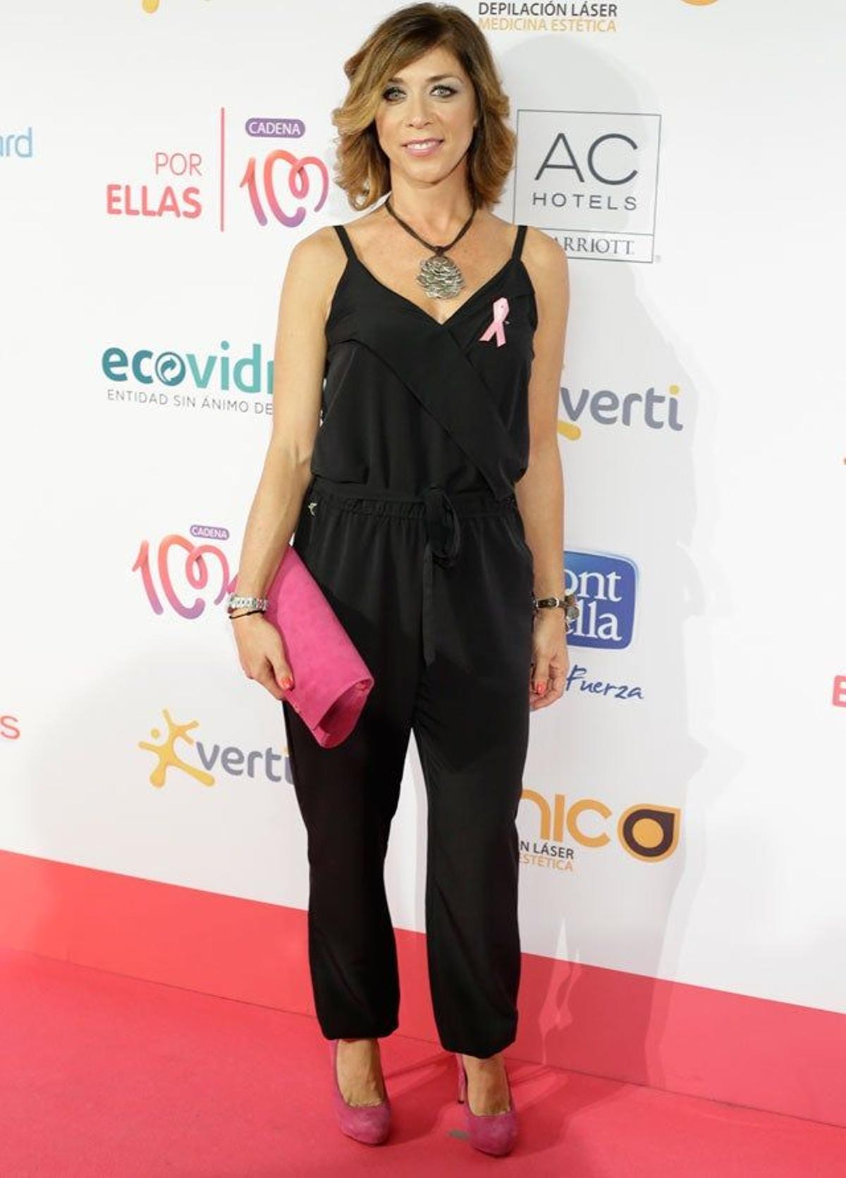 Eva Isanta posa sobre la alfombra rosa del concierto 'Por ellas' de la Cadena 100.