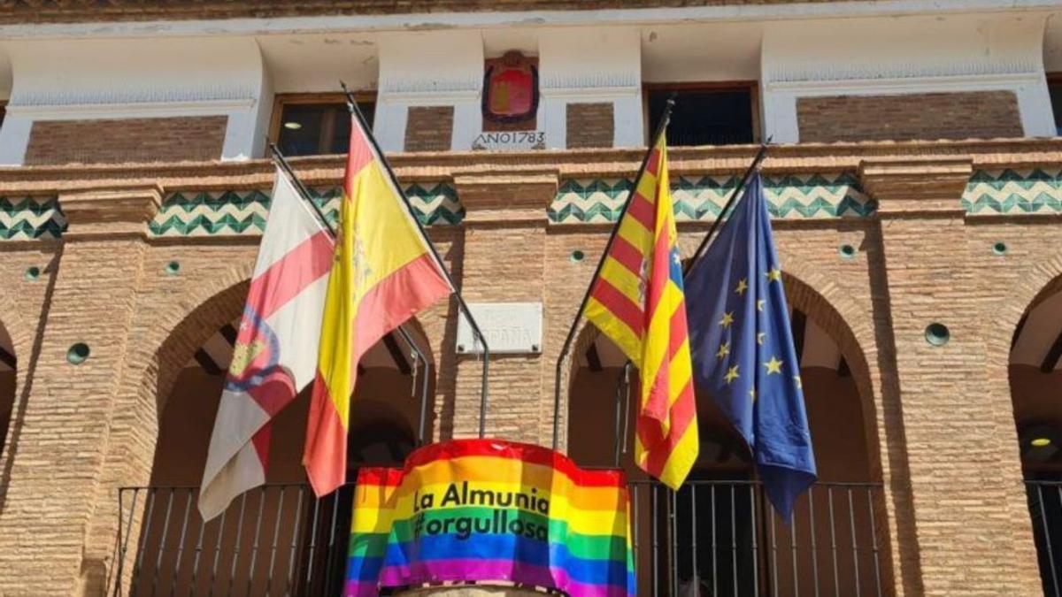 El balcón del ayuntamiento lució la bandera del colectivo LGTBI. | SERVICIO ESPECIAL