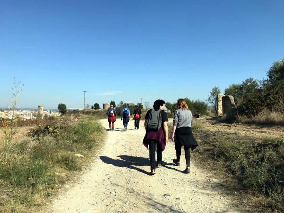 Grups de persones caminant a la zona de la Torre de Santa Caterina de Manresa