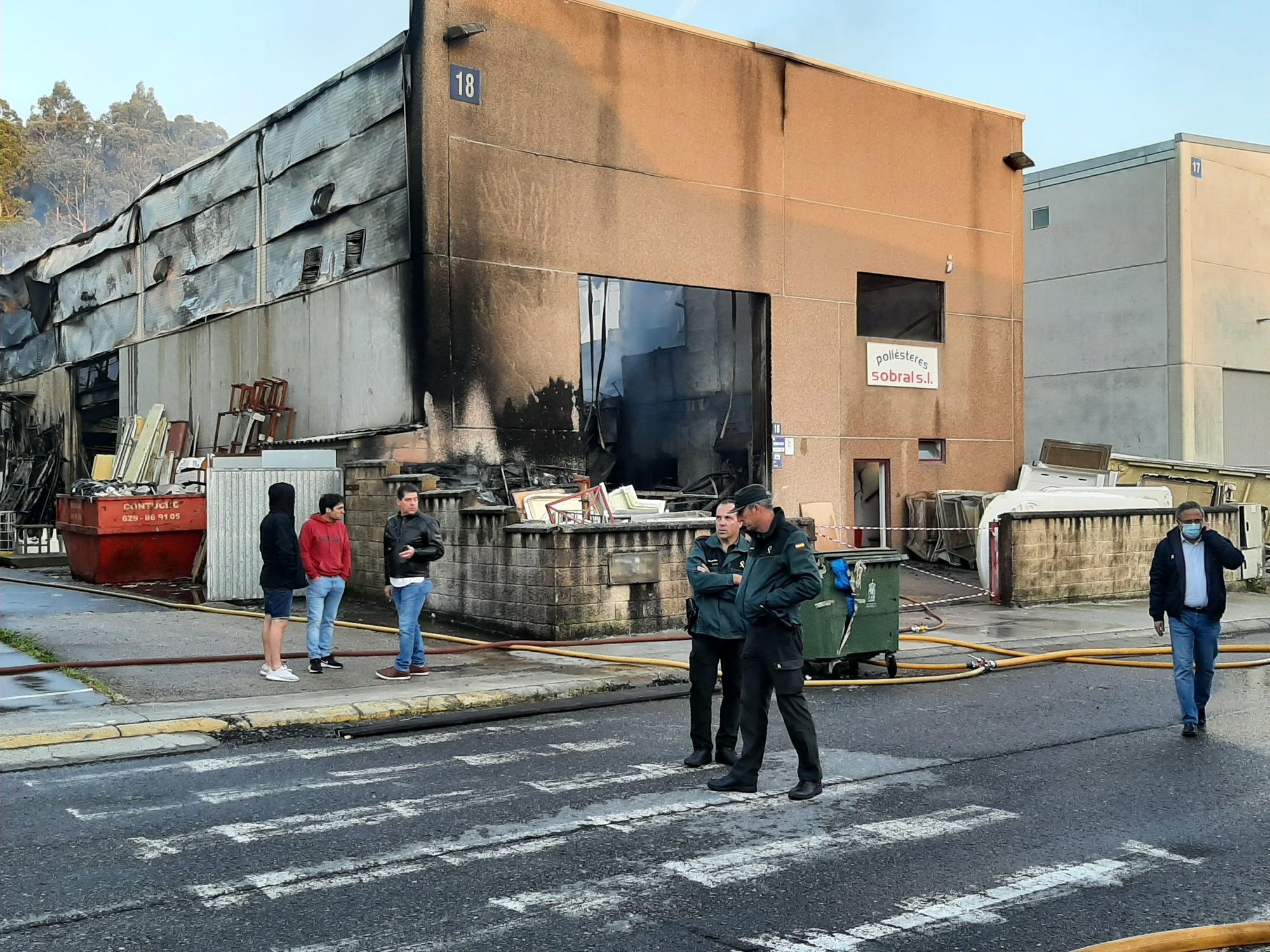 El incendio en una fábrica del polígono de Castiñeiras, en Bueu (II)