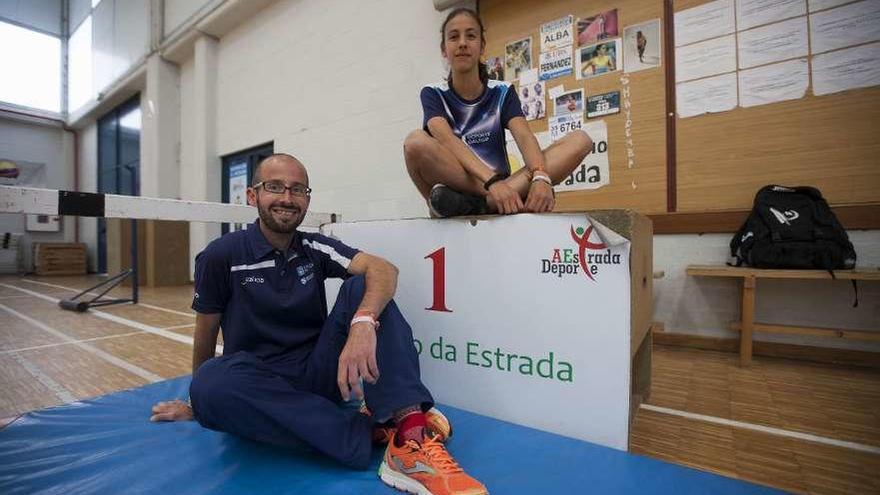 Marcos Otero y Laura Carracedo, ayer, en el pabellón multiusos de A Estrada. // Bernabé/Cris M.V.