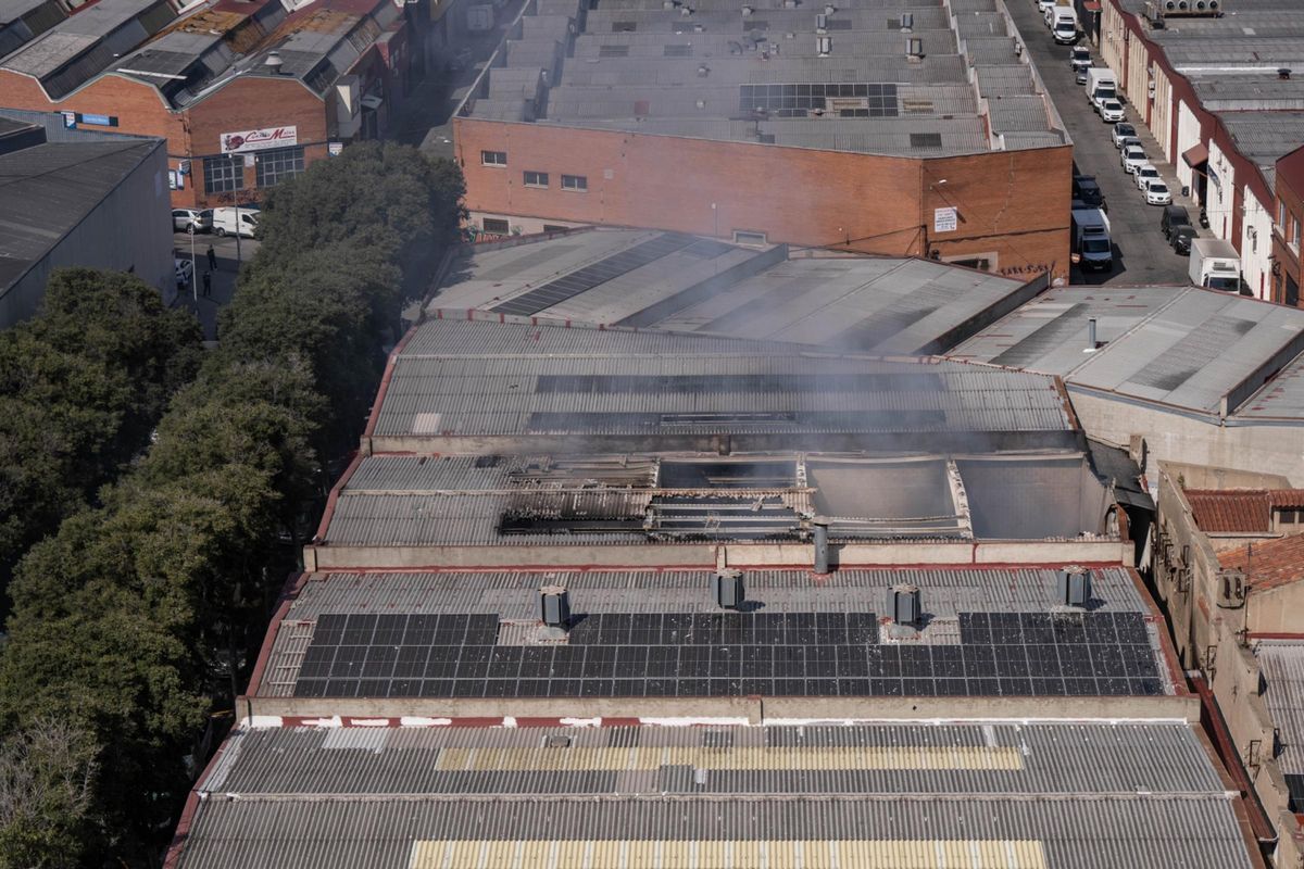 Parte del techo de la nave del polígono industrial Can Ribó de Badalona se ha derrumbado a causa del incendio