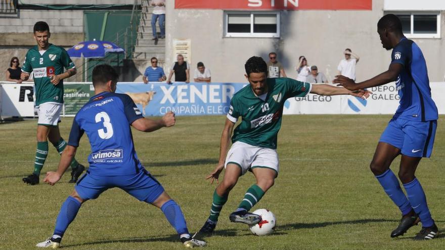 Mateo, del Coruxo, en un partido en O Vao. // A. Villar