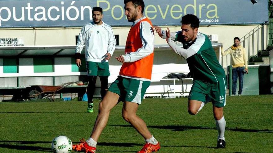 Hugo Sanmartín trata de arrebatarle el balón a Yosu durante el entrenamiento de ayer. // R.R.