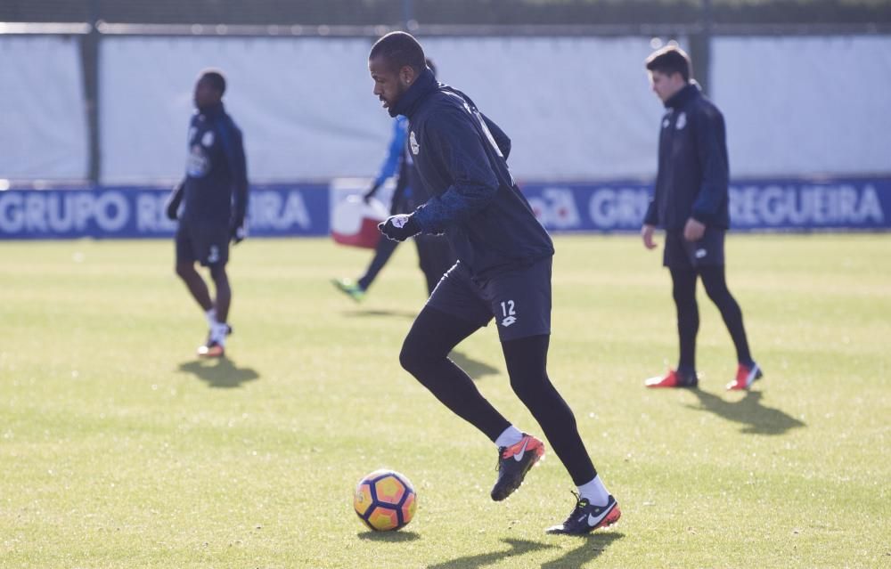 Gaël Kakuta trabajó esta mañana en Abegondo por primera vez desde su incorporación al Deportivo, donde jugará cedido hasta final de temporada.