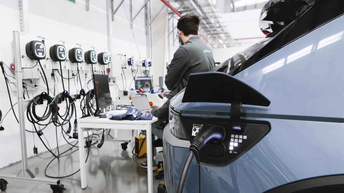 Un trabajador en una fábrica de diseño y fabricación de cargadores para coches eléctricos.