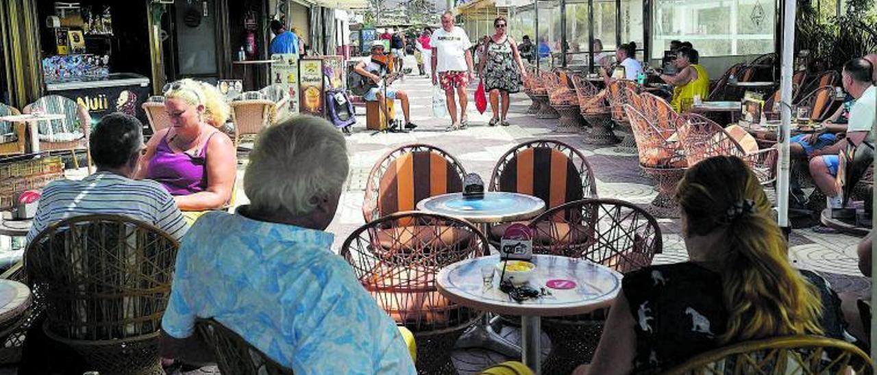 Una terraza llena en una zona turística.