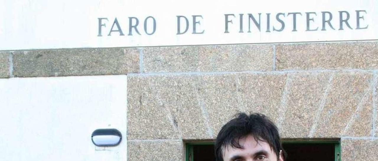 El divulgador científico Jorge Mira, con el célebre físico Stephen Hawking, el verano en que visitó Galicia. // FdV