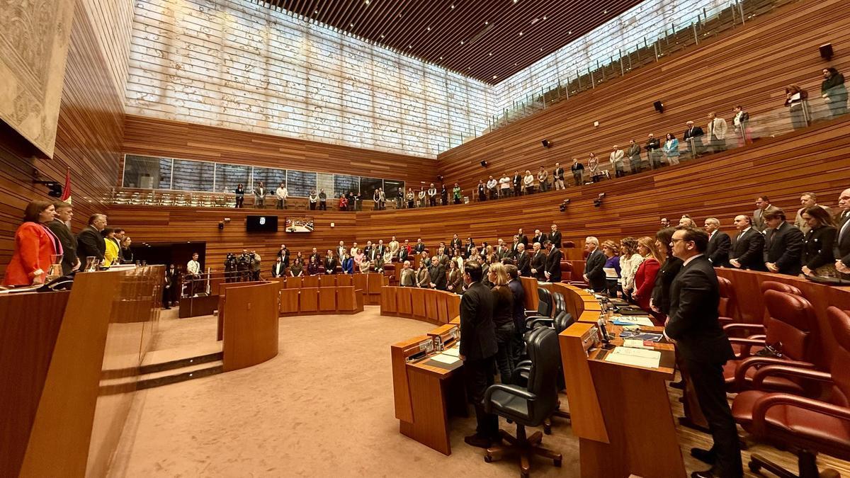 Minuto de silencio en el Pleno de las Cortes por las víctimas del terrorismo
