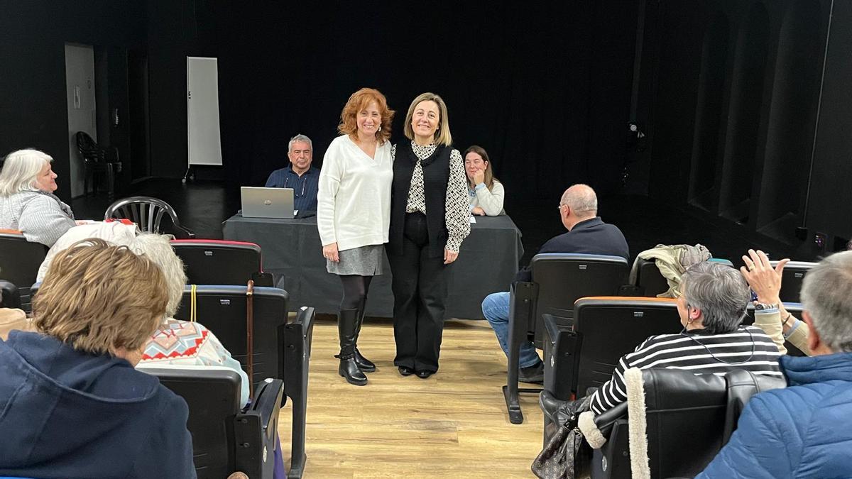 Lydia Espina y Lorena Villar, durante la asamblea.