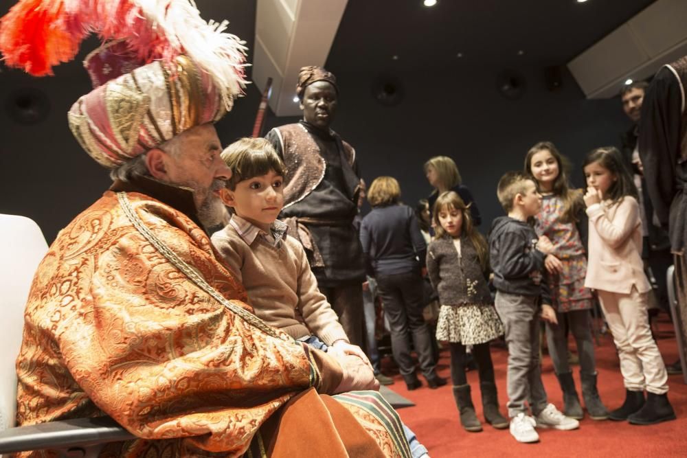 El Príncipe Aliatar recibe a los niños en LA NUEVA ESPAÑA